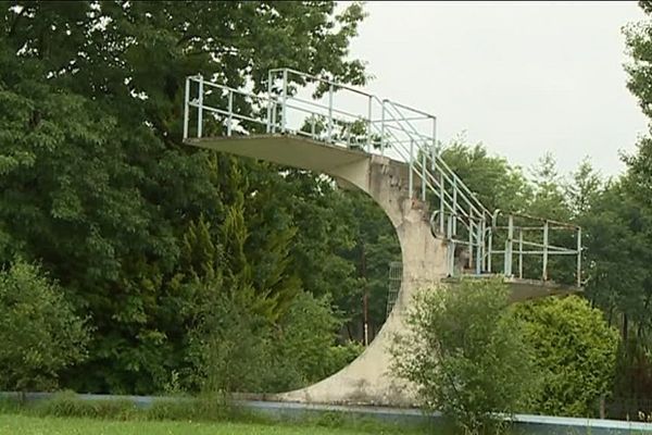 L'ancienne piscine de Mirande a fermé en 2004, les bassins ont été comblés. 