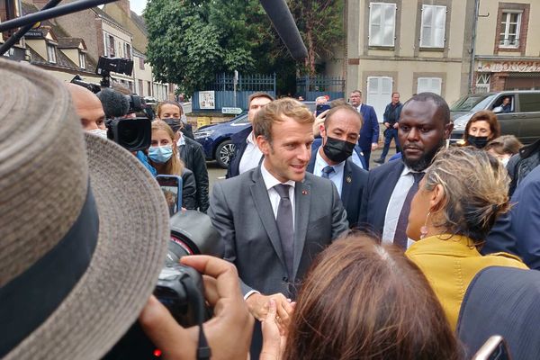 Emmanuel Macron est venu à la rencontre de la petite foule qui l'attendait à Illiers-Combray.