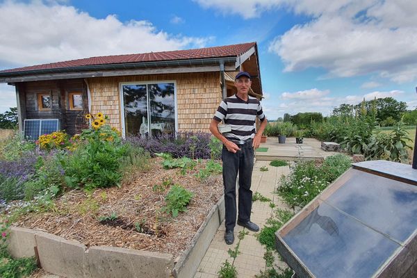 Pierre Rouh, vit sur un terrain de plus de 4 ha, sur lequel il produit fruits et légumes naturels. Il y a aussi construit sa petite maison en bois pour laquelle il produit l'énergie dont il a besoin.