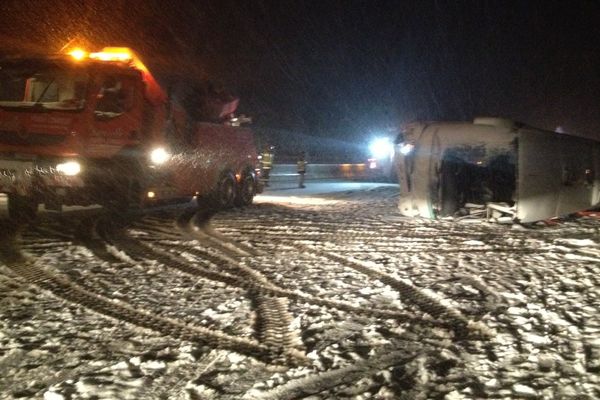 Le remorquage du bus accidenté après l'accident