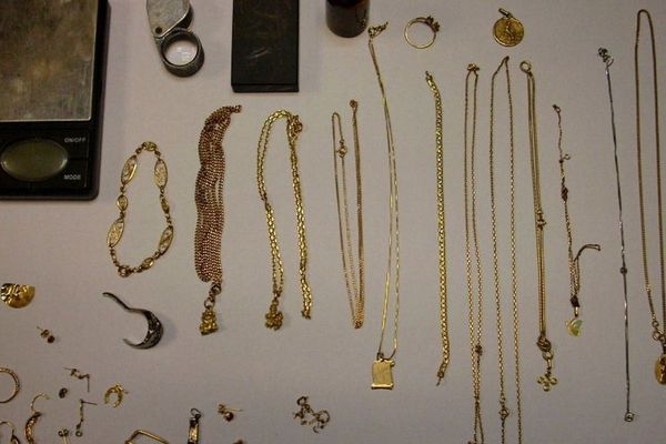 Des bijoux, de l'argent et du matériel multimédia ont été retrouvés