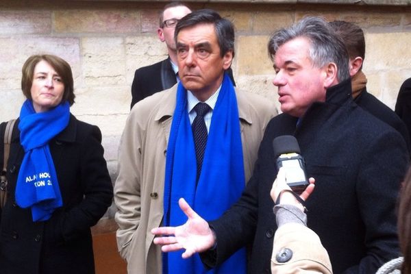 L'ex-premier ministre, François Fillon (àg.) est venu soutenir la candidature d'Alain Houpert (à d.), en venant à la rencontre des dijonnais