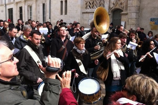 Concert de soutien en faveur de Avelan Ntsiete devant la préfecture de la Région Centre (Orléans)