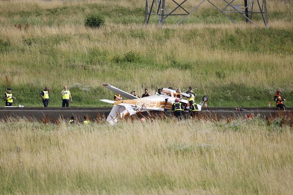 L'avion aurait percuté une ligne à haute tension avant de se crasher sur l'A4 ce dimanche 30 juin.