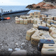 Les policiers catalans ont filmé la marchandise sur la plage.