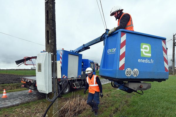 Des agents d'Enedis travaillent sur une ligne électrique