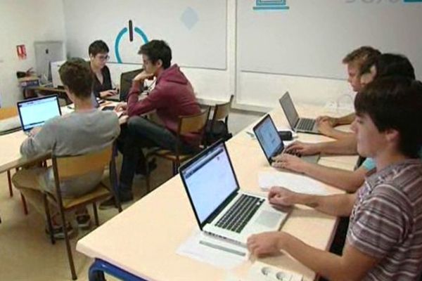 Les étudiants de WIS-Montpellier travaillent cette semaine à la conception d'un site internet, ils sont 9 élèves en première année - septembre 2015.