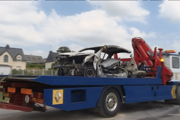 La voiture calcinée du maire de Guignen (35)