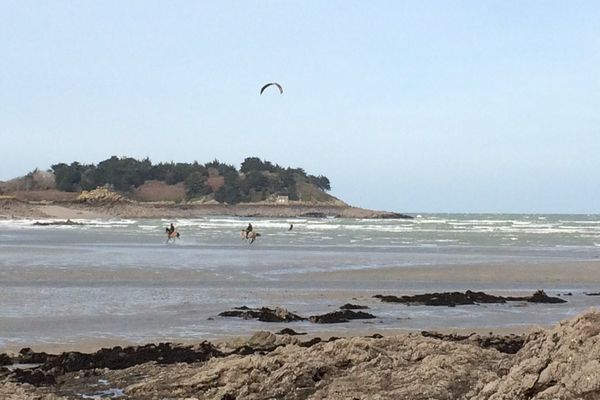 Soleil et vent à Saint-Jacut de la Mer, ce 28 février 2016