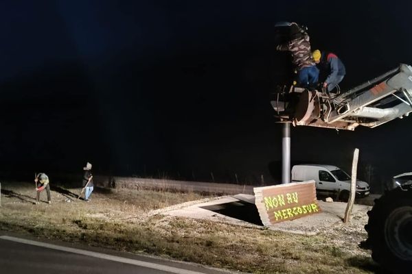 Les agriculteurs de la Coordination rurale du Doubs bâchent un radar à Fuans.