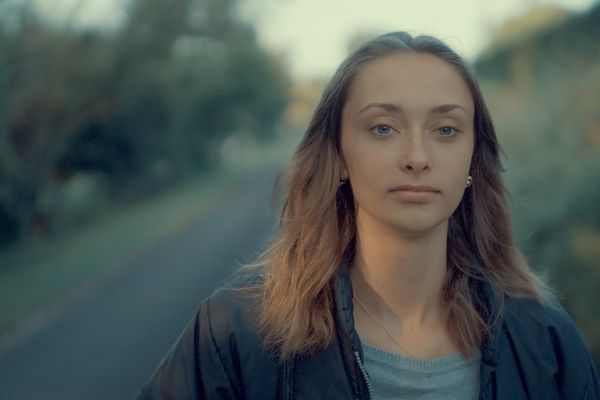 Comme Anaïs, des lycéens des zones rurales se retrouvent face à un dilemme : partir pour étudier et travailler en ville ou rester dans leur village natal.