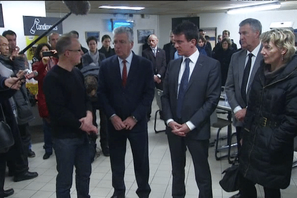 Manuel Valls en visite chez Josselin Porcs Abattage, ex-Gad. Mr Langlois, PDG du site, Manuel Valls, Premier ministre et Jean-Yves Le Drian, ministre de la Défense