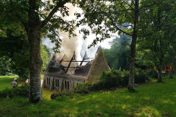 La toiture de la chapelle de Koat-Keo embrasée