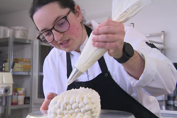 Elise Petit profite de ses vacances d'hiver pour ouvrir une patisserie éphémère dans la région de son enfance en Charente.