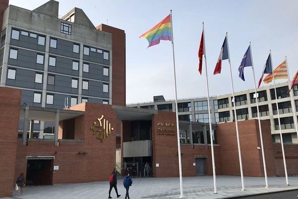 Le drapeau arc en ciel hissé à Toulouse