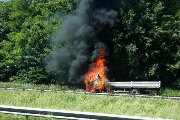 Un poids lourd est en feu sur l'A31 dans le sens nord-sud à Mousson.