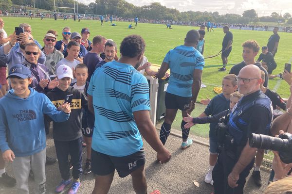 Entre 2 000 et 2 500 personnes sont venues assister à l'entraînement des Fidjiens.