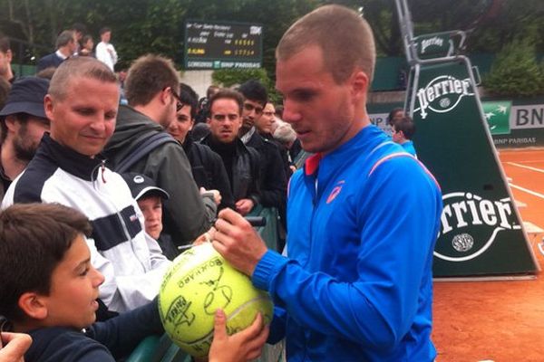 Le Granvillais Axel Michon signe un autographe après sa victoire en cinq sets au premier tour face à l'Américain Bradley Klahn, 73e joueur mondial