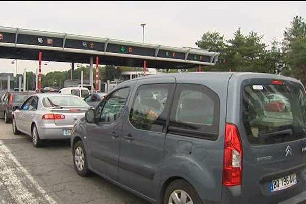 Il y avait beaucoup de monde ce samedi matin sur l'A71 et aux péages des Martres d'Artière et de Gerzat.