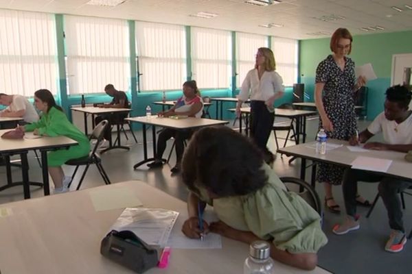 Les élèves d'un lycée professionnel de Wasquehal (Nord) à quelques minutes du début de l'épreuve de Français, mardi 13 juin 2023.