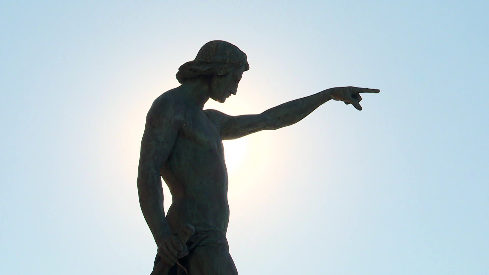 La statue de Cuverville a été érigée en hommage aux grands navigateurs de l’histoire. Elle est inaugurée sur le carré du port le 1er mai 1847