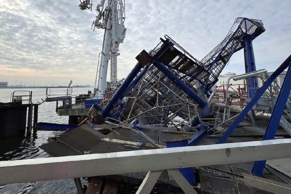 Un chimiquier, un navire-citerne dédié au transport des produits chimiques, percute le terminal gazier Norgal, classé Seveso seuil haut.