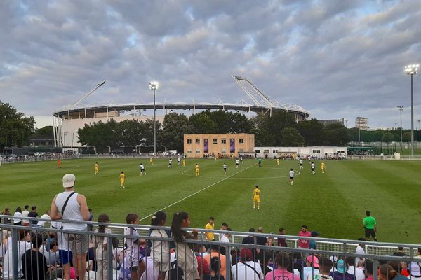 Le match s'est disputé sur l'annexe 1 du Stadium, pelouse habituellement utilisée par les pensionnaires du centre de formation.