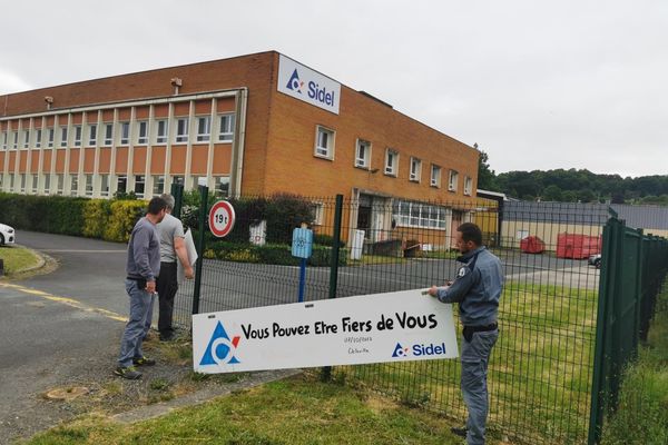 Les salariés de l'usine Sidel à Lisieux détachent les banderoles de grève