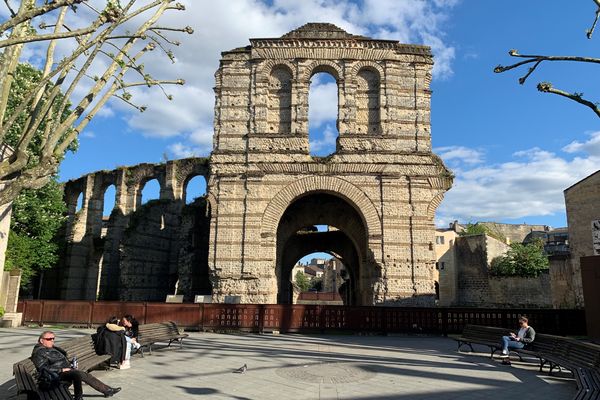 Monument emblématique du quartier, le Palais Gallien reste une découverte insolite pour de nombreux visiteurs à Bordeaux.