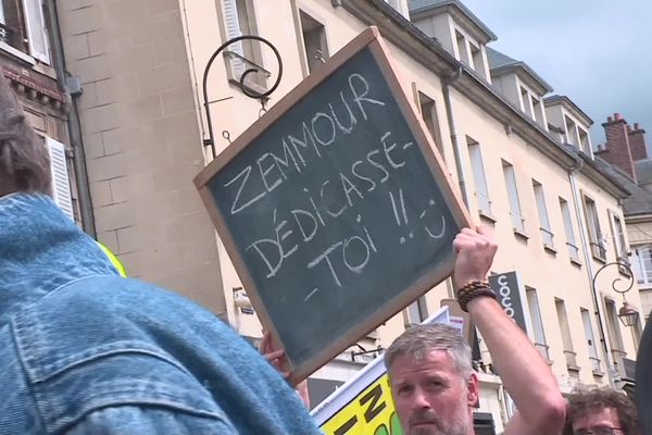 300 manifestants étaient réunis à Compiègne pour manifester contre la venue d'Éric Zemmour.