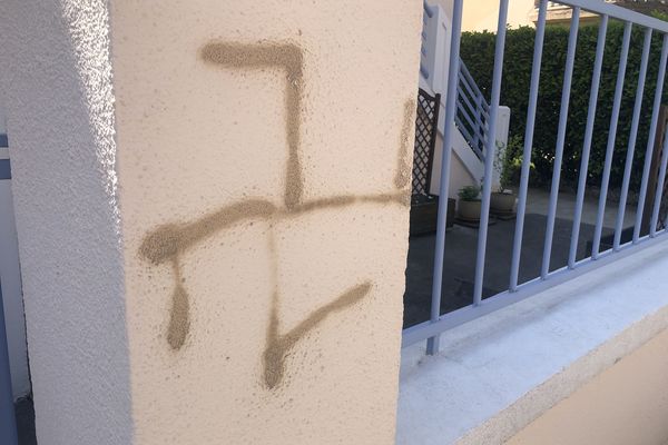 La croix gammée a été taguée sur un pilier du portail d'une juge pour enfants, à Bourg-en-Bresse.