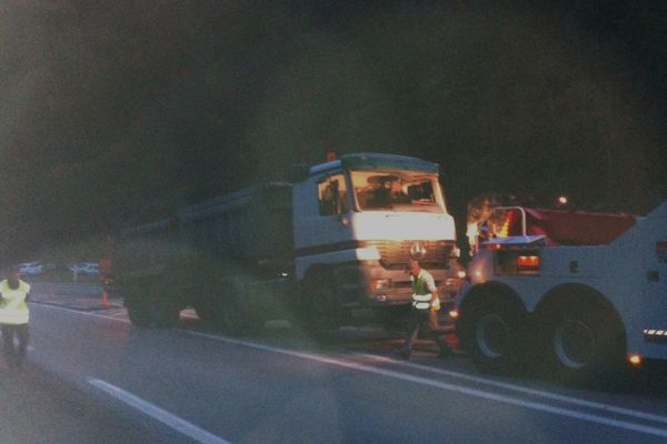 Un camion se renverse et déverse 28 tonnes de goudron sur la chaussée à Menat dans le Puy-de-Dôme, mercredi après-midi