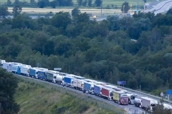 Des dizaines de poids lourds bloqués sur l'autoroute A40, en Haute-Savoie, avant l'entrée du tunnel du Mont-Blanc le 2 juin 2022.