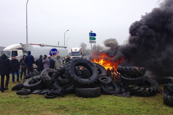 Un blocage, mercredi, au rond point de La Crèche (79), non loin d'une entrée vers les autoroutes A10 et A83.