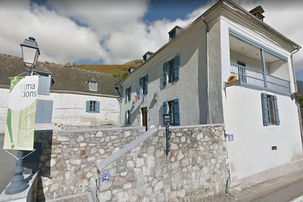 L'agence postale dans le village d'Aucun dans les Hautes-Pyrénées