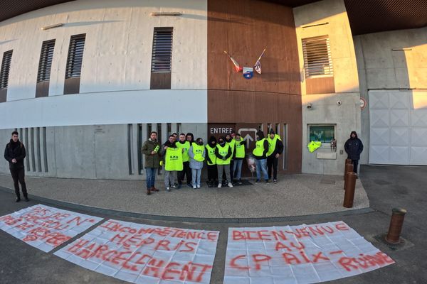 Dès 6 heures ce lundi 13 février, des surveillants de la prison d'Aix-Luynes bloquaient l'accès aux deux bâtiments pour protester contre leurs conditions de travail à l'apael du S.P.S(Syndicat Pénitentiaire des Surveillant(e)s).