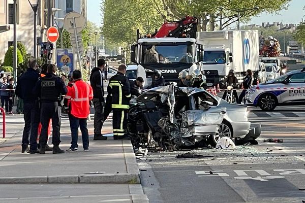 Vendredi 12 avril vers 09h les opérations de remorquages sont encours et la voiture accidentée indique la violence du choc