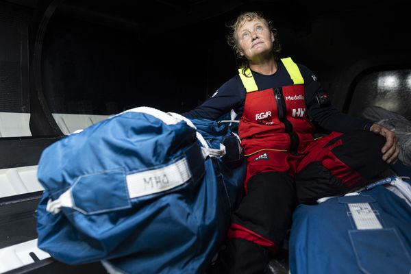 Le skipper de Medallia, Pip Hare (GBR), s'entraîne à bord le 31 août 2022 au large d'une île inconnue