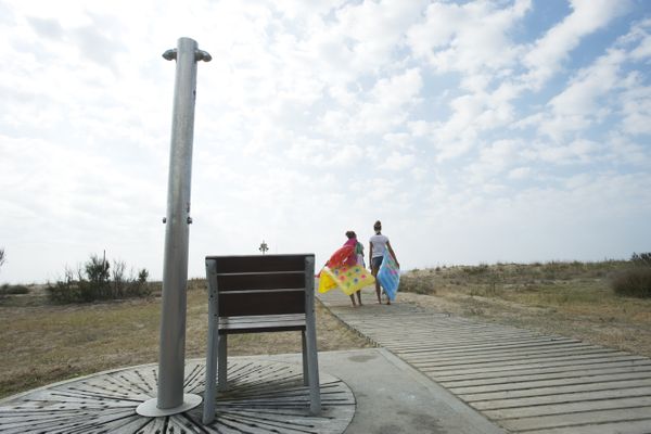 Un peu partout sur le littoral, les communes coupent les douches sur les plages pour raison d'économie de l'eau, devenue précieuse.