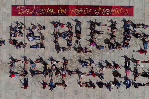 Les habitant (e)s de Lozanne (69) ont souhaité lancer un message de soutien aux bleus