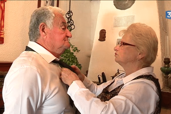 Josiane et Serge sont mariés depuis 50 ans. Aujourd'hui ils sont à l'honneur : la ville d'Arles célèbre les noces d'or. Une tradition qui dure....