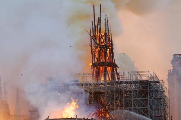 La flèche de Notre-Dame s'est effondrée après l'incendie qui a ravagé la cathédrale le 15 avril 2019. Photo AFP