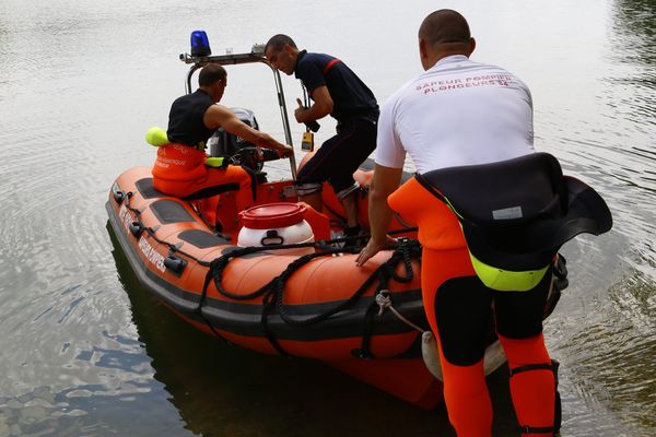 Les pompiers ont repêché les 4 sacs portant le sigle radioactif ce mercredi sur l'île de la Barthelasse à Avignon.