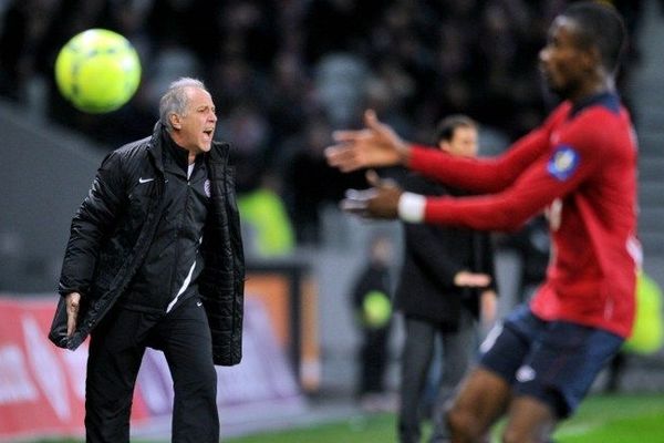 Pas content René Girard au bord du terrain du grand stade de Villeneuve d'Ascq