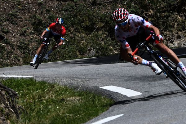 Julian Alaphillippe poursuivi par Bob Jungels au col d'Aspin le 27 juillet lors de la 19ème étape du Tour de France entre Lourdes et Laruns.