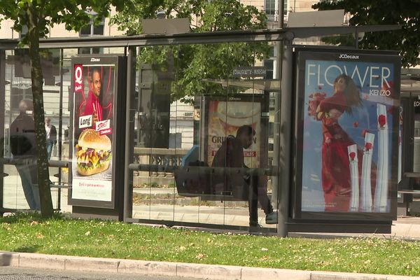 Pourtant interdites par la loi en centre-ville, certains affichages bénéficient de dérogations locales.