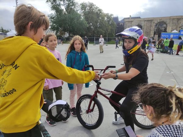 Nikita Ducarroz, médaillée de bronze aux JO de Tokyo en BMX, star convoitée lors du FISE de Reims.