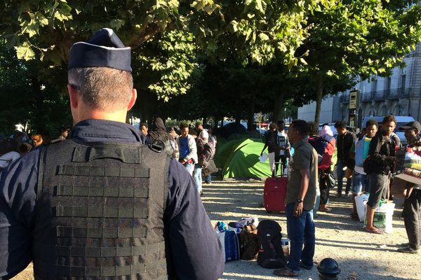 L'évacuation des migrants du square Daviais a commencé à 8h30, ce lundi 23 juillet