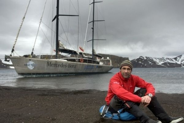 Mike Horn devant son voilier le Pangaea