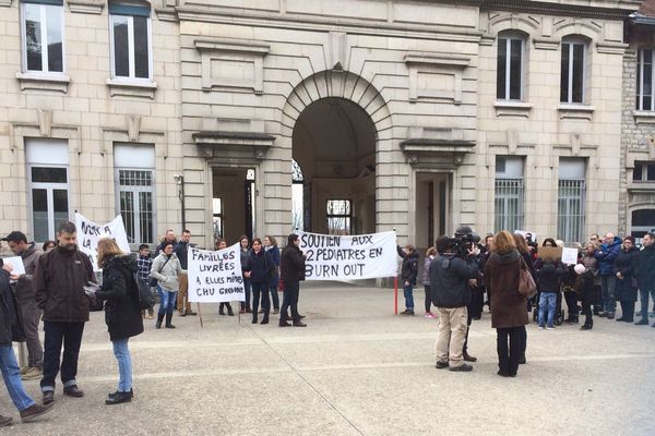 Une cinquantaine de personnes étaient réunies ce samedi 3 février devant le CHU de Grenoble.